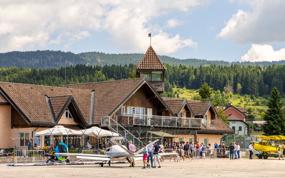 Atmosfera vivace durante un evento all'aeroporto