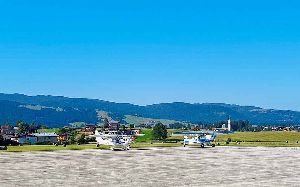 Il Duomo di Asiago dalla pista dell'aeroporto