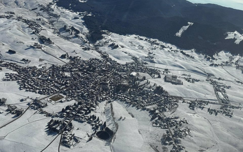 Vista dall'alto sull'aeroporto di Asiago d'inverno