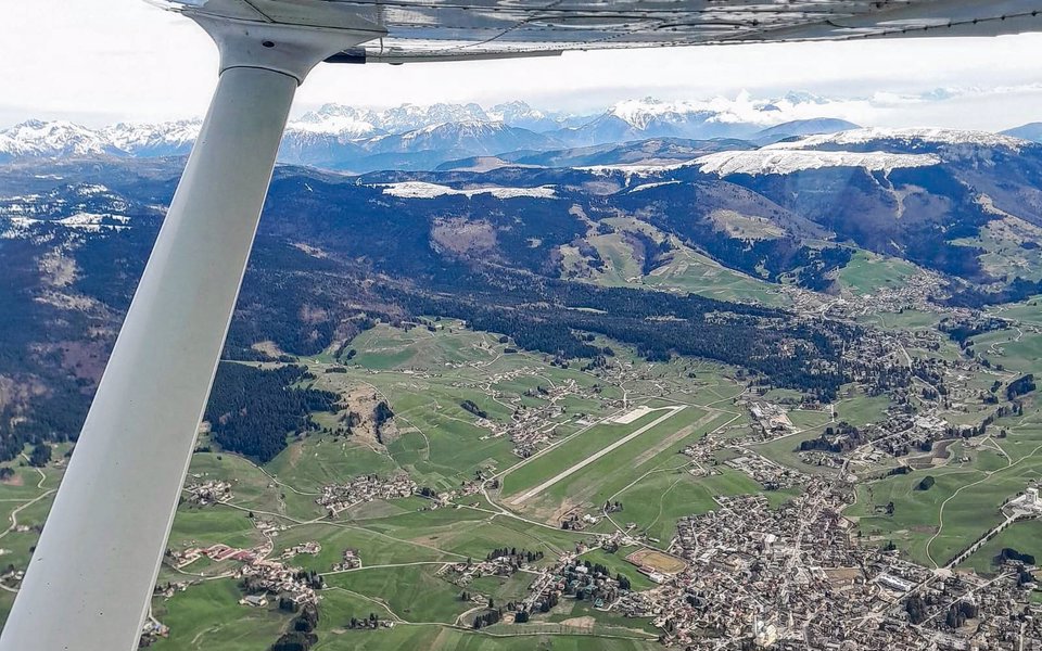 Vista dall'alto sull'aeroporto di Asiago