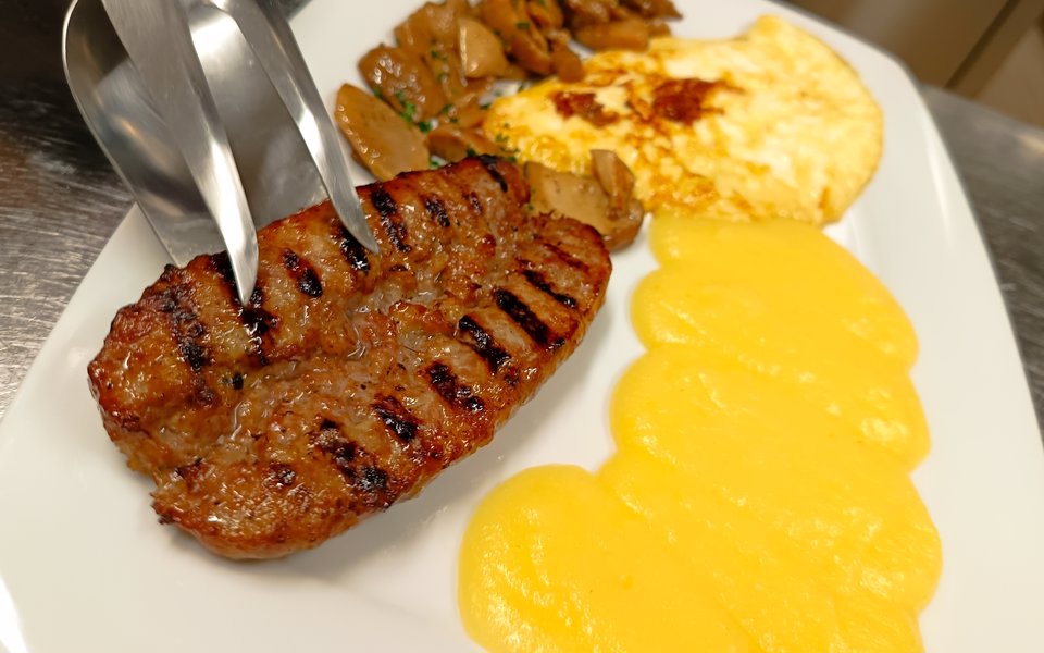 il piatto 3409ft tosella salsiccia porcini e polen