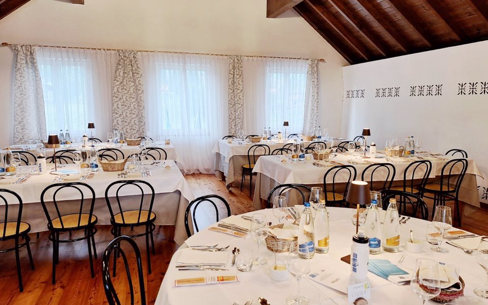 la sala pronta per un pranzo speciale w