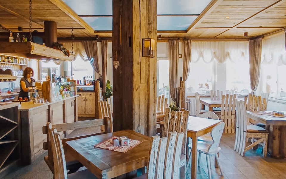rustico e luminoso il bar ristorante dell aeroport