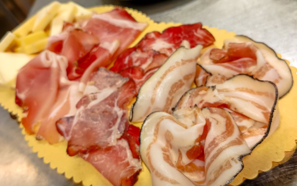 tagliere con salumi e formaggi di asiago w